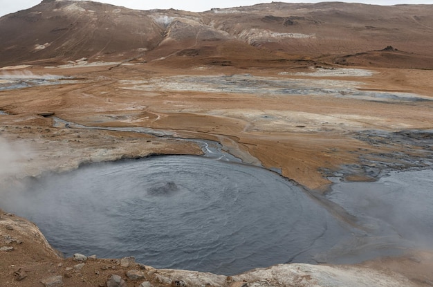 Garnki błotne w obszarze geotermalnym Hverir, Islandia