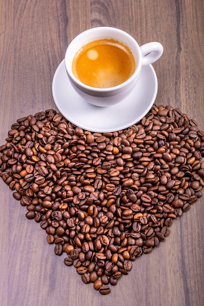 Garść naturalnych ziaren kawy w kształcie serca Miłośnicy kawy Koncepcja Międzynarodowego Dnia Kawy 1 października
