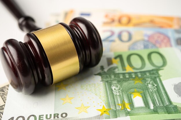 Zdjęcie gavel dla sędziego prawnika na tle banknotów euro