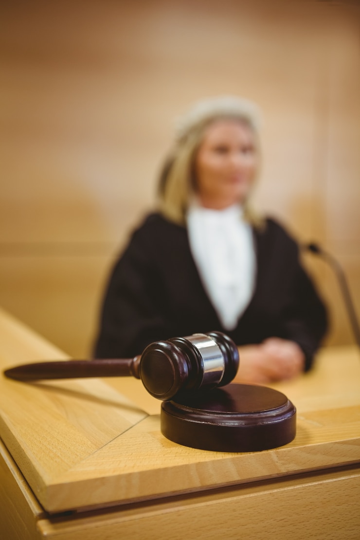Zdjęcie gavel spoczywa na brzmiącym bloku