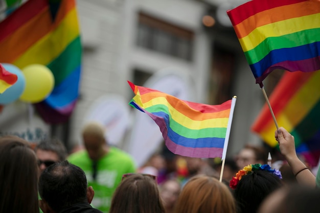 Gay pride lgbtq tęczowe flagi powiewają w powietrzu na imprezie dumy