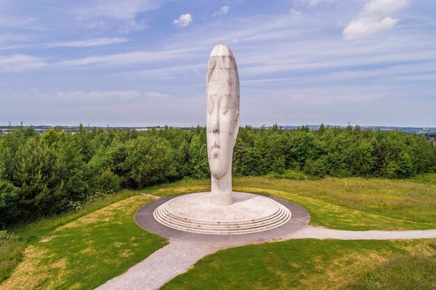 Zdjęcie gazebo na polu na chmurowym niebie