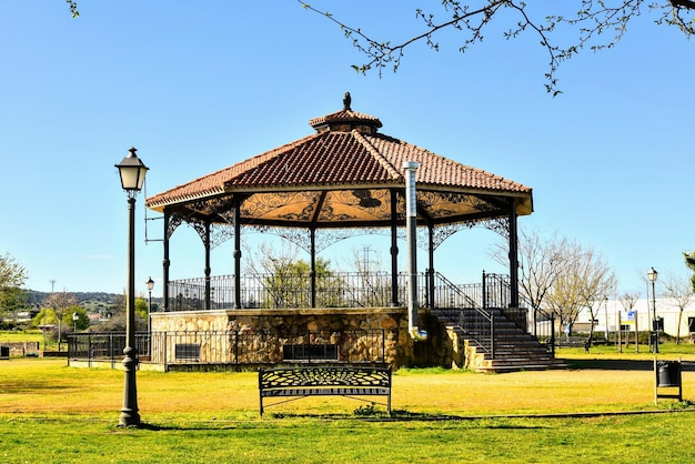 Zdjęcie gazebo w parku na tle jasnego niebieskiego nieba