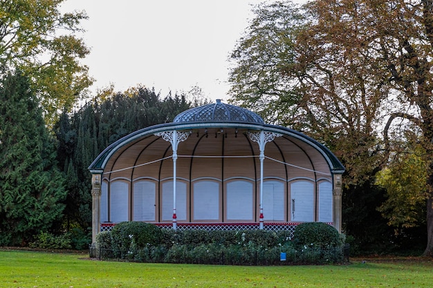 Gazebo z kopułą na szczycie i niebieskim znakiem z napisem " liczba 4 "