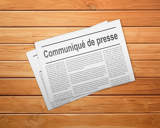 Gazeta na drewnianym biurku z nagłówkiem Communique de presse