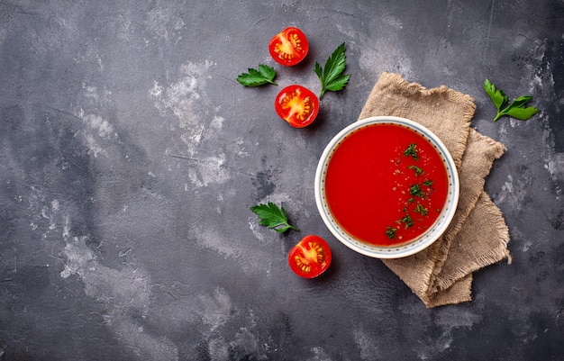 Gazpacho pomidorowa wegetariańska zupa w misce