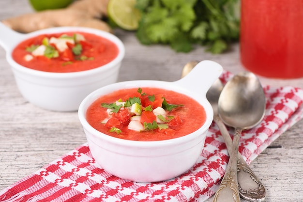 Gazpacho z pomidorów arbuzowych w miseczkach. Tradycyjna hiszpańska chłodnik.