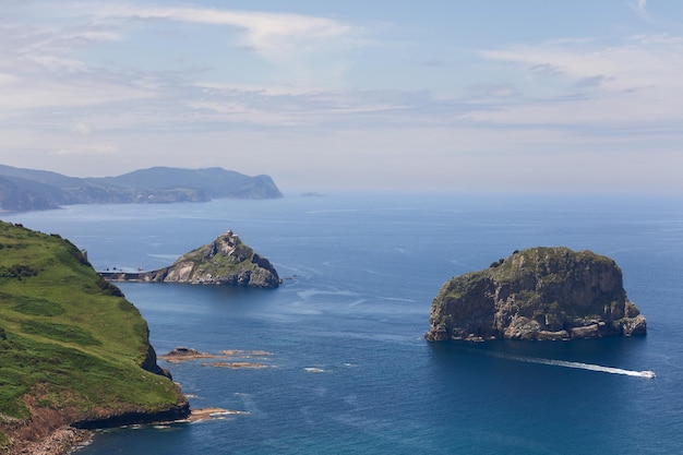 Gaztelugatxe z małą sąsiednią wyspą Aketx Bakio do Przylądka Matxitxako Zatoki Biskajskiej Basków