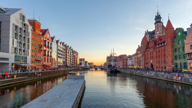 Gdańsk Polska 12 marca 2022 Nasyp architektoniczny molo nad kanałem rzeki w Gdańsku