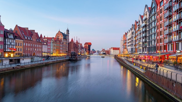 Gdańsk Polska 12 marca 2022 Nasyp architektoniczny molo nad kanałem rzeki w Gdańsku