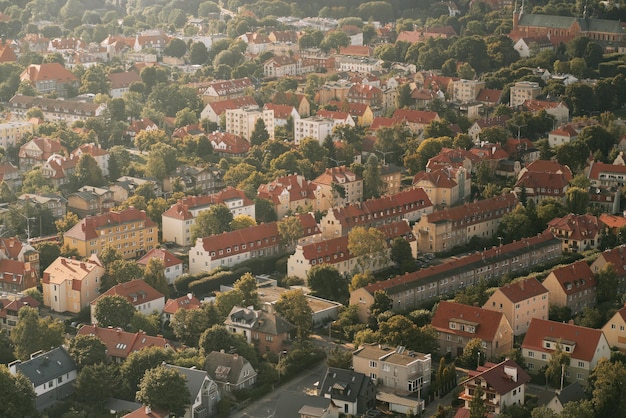 Gdańsk widok z lotu ptaka podczas letniego zachodu słońca Piękna okolica w polskim mieście Nowoczesna architektura z zabytkowymi budynkami