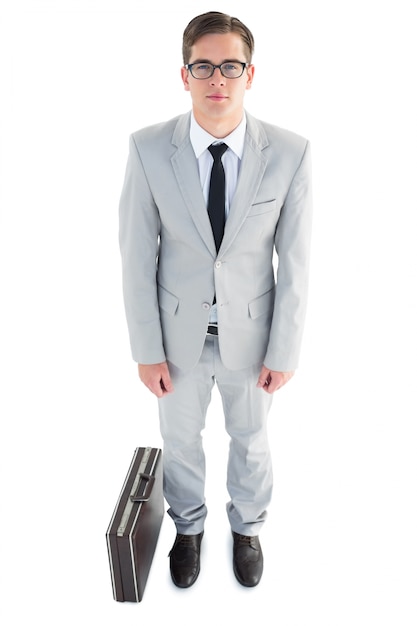 Zdjęcie geeky biznesmen trzyma jego teczkę