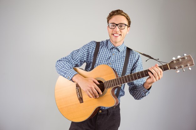 Geeky hipster gra na gitarze