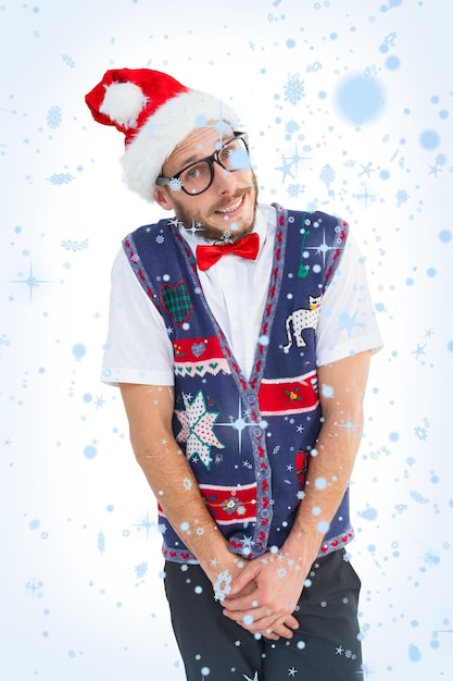 Zdjęcie geeky hipster w santa hat przed padającym śniegiem