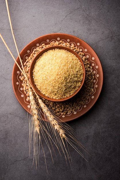 Gehu Dalia lub Daliya znana również jako Cracked lub Broken Wheat, podawana w misce lub łyżce