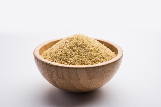 Gehu Dalia lub Daliya znana również jako Cracked lub Broken Wheat, podawana w misce lub łyżce