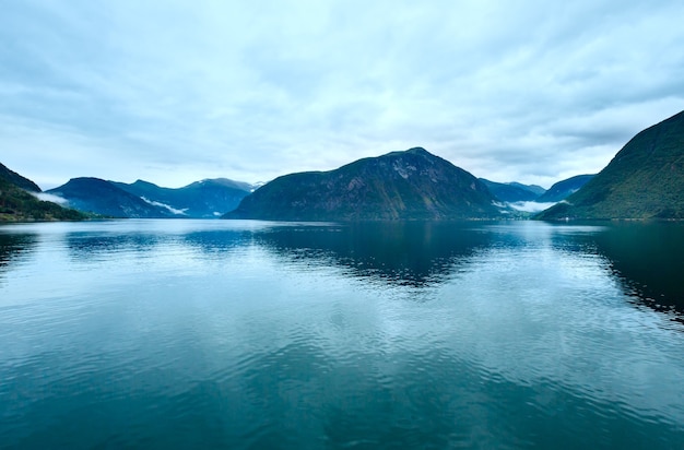 Geiranger Fjord wieczorem pochmurny letni widok