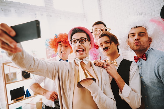 Geje Biorąc Selfie Na Telefon Na Imprezie.