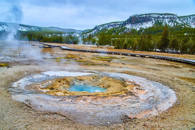 Gejzer Yellowstone z wspaniałymi warstwami i parą siarki w zimie