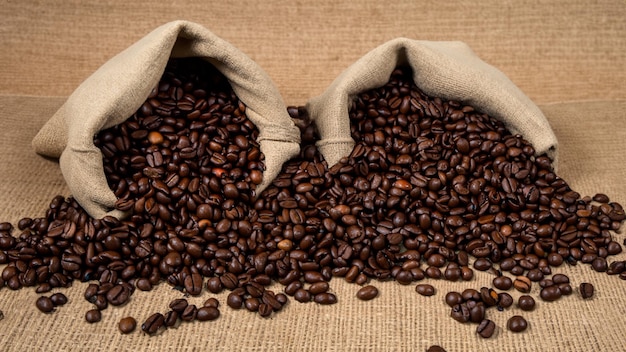 Generacja AI ziarna kawy tło brązowe wylewać z torby