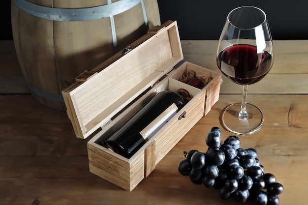 Zdjęcie generowany przez ai drewniany skrzynka do przechowywania wina ze szklanką wypełnioną czerwonymi winogronami i beczką w woo