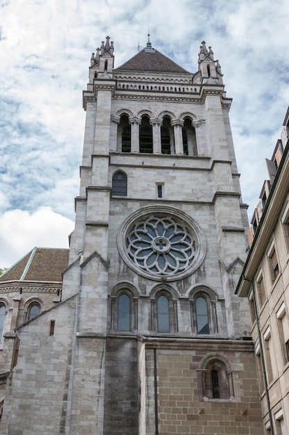 Genewa, Szwajcaria - 1 lipca 2017 r.: Zbliżenie elewacji ul. Katedra Pierre Cathedral, jest to ewangelicki kościół reformowany w Genewie