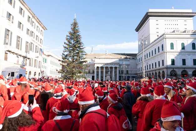 GENUA, WŁOCHY - 22 GRUDNIA 2019 - Tradycyjny święty mikołaj spaceruje po centrum miasta ponad 2000 osób ubranych w boże narodzenie