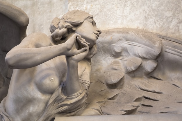 GENUA, WŁOCHY - czerwiec 2020: antyczny posąg anioła (początek 1900, marmur) na chrześcijańskim cmentarzu katolickim - Włochy
