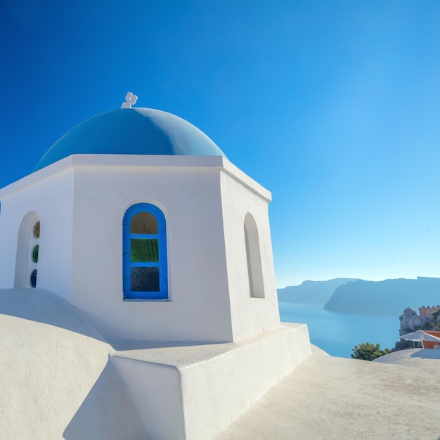 Geometria i kolory słonecznego Santorini w Grecji