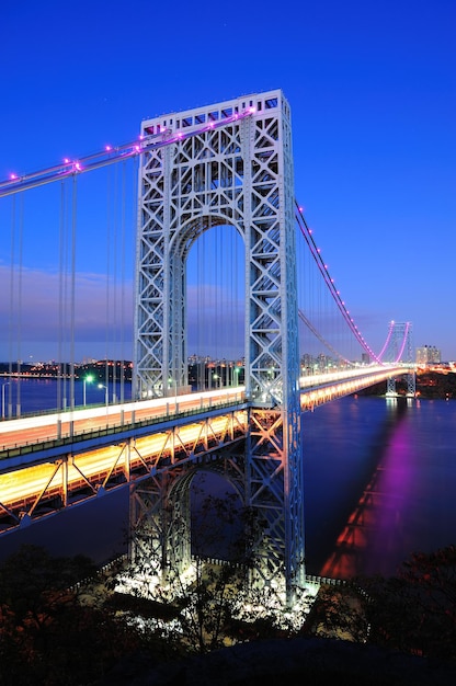 George Washington Bridge o zmierzchu nad rzeką Hudson.