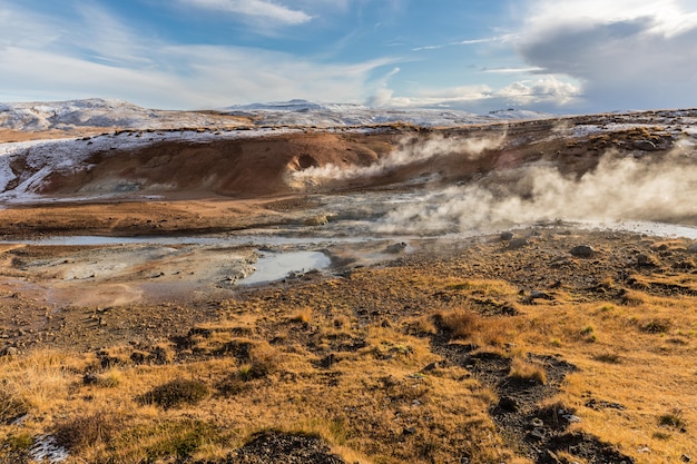 geotermalny krajobraz na islandzkich ziemiach