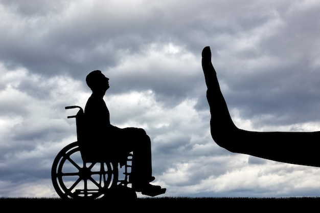 Gest Hand Stop i niepełnosprawny na wózku inwalidzkim szukający pracy. Pojęcie dyskryminacji w zatrudnianiu osób niepełnosprawnych