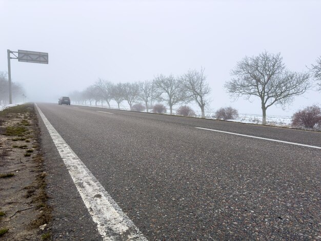 Gęsta mgła wisiała nad drogą.