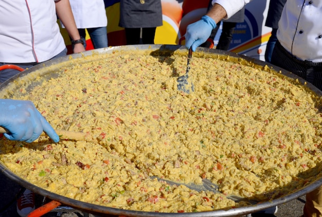 Giant omlet szczegółowo