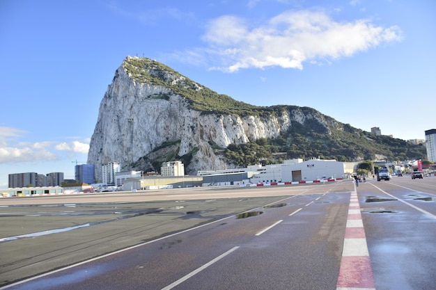 Gibraltar Wielka Brytania 07 listopada 2019 Góra Gibraltar widok z pasa startowego Gibraltar Brytyjskie Terytorium Zamorskie UK