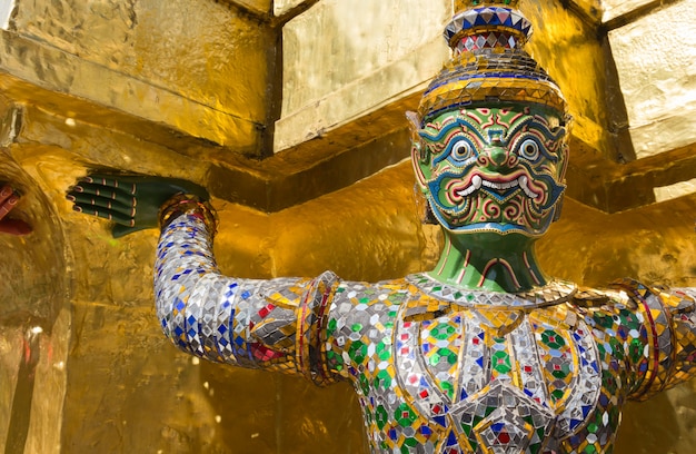 Gigant przy Szmaragdową Buddha świątynią, Bangkok, Tajlandia