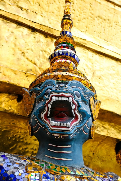 Zdjęcie gigant w wat phra kaeo, the royal grand palace