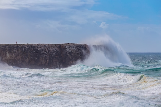 Zdjęcie gigantyczne fale podczas burzy w sagres, costa vicentina.