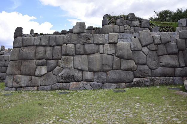 Gigantyczne kamienie, które są doskonale wyrzeźbione, aby pasowały do siebie w Saqsaywaman Cusco