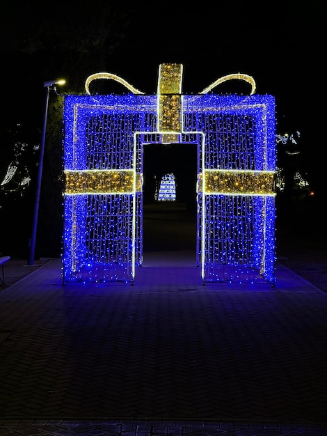 Gigantyczne świąteczne lampki prezentowe w nocy