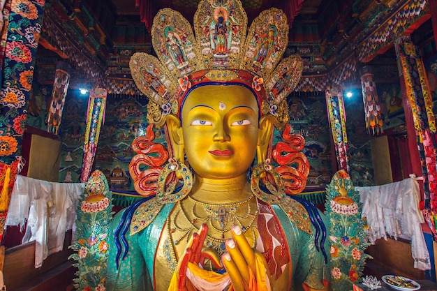 Gigantyczny posąg Buddy Maitrei lub Buddy Przyszłości wewnątrz klasztoru Thiksey w Ladakhu w Indiach