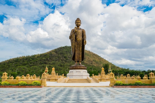 Gigantyczny złoty Buddha trwanie sceniczny w buddyjskim miejscu