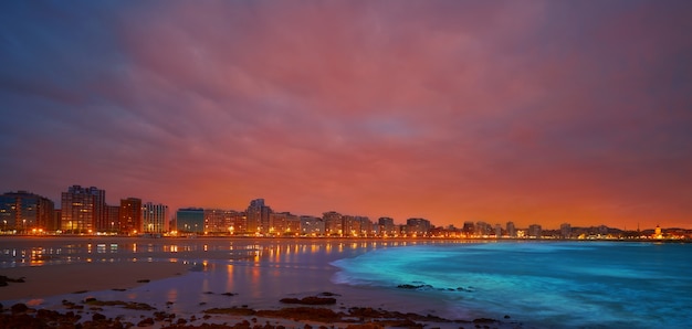 Gijon skyline zachód słońca w San Lorenzo plaży Asturii