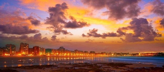 Gijon skyline zachód słońca w San Lorenzo plaży Asturii