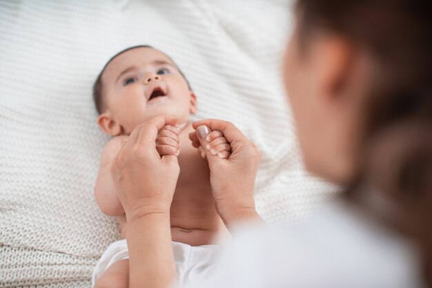 Gimnastyka Dla Dzieci. Mama Podnosi Dziecko Za Ręce. ścieśniać.