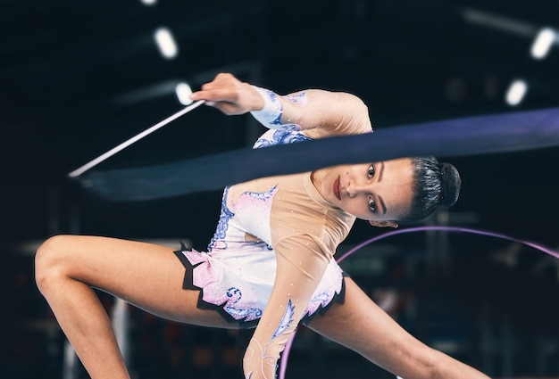 Zdjęcie gimnastyka wstążkowa kobieta i portret w treningu tanecznym i zawodach sportowych rytmiczny ruch kobiet i elastyczny taniec sportowca równoważą działanie lub talent twórczy na koncercie