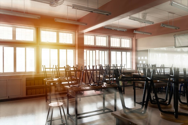 GimnazjumWidok wnętrza szkoły podstawowej W przerwie semestralnej nie było uczniów, postawiono krzesła na stołach