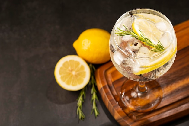 Gin Tonic przyozdobiony cytryną i rozmarynem