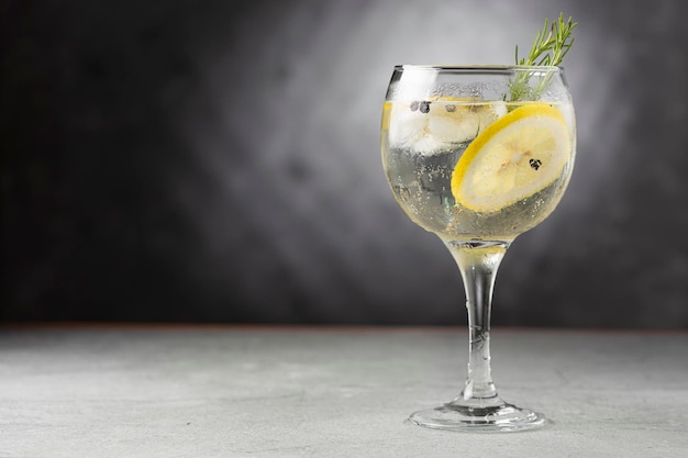 Gin Tonic przyozdobiony cytryną i rozmarynem