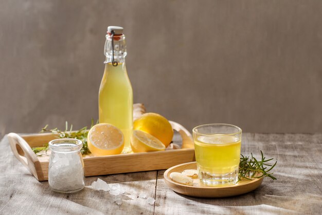 Ginger Ale - Domowy Organiczny Napój Gazowany Z Cytryny I Imbiru, Kopia Przestrzeń.